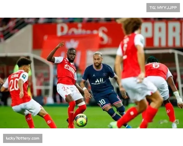 朗斯高位压迫致昂热后场出球频失误 托万回撤串联激活前场进攻群